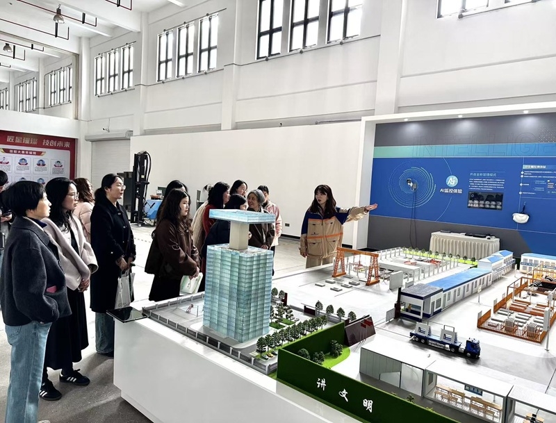 悟思想 看前沿 备课程——马克思主义学院教师赴校内智能建造虚拟仿真实训基地开展专题教研活动