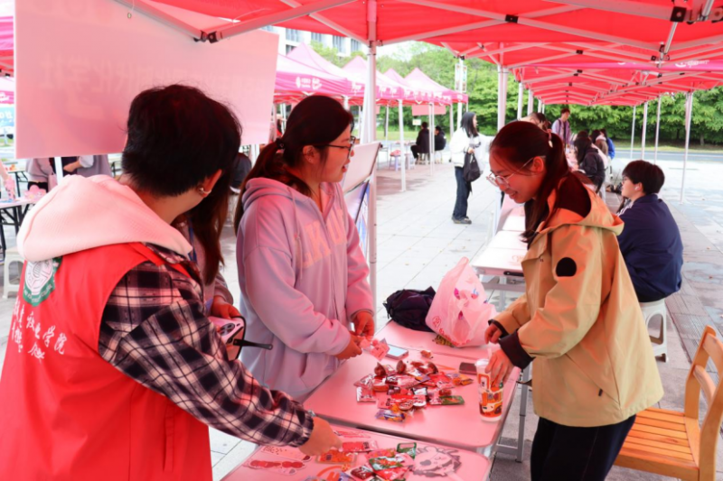 马克思主义中国化时代化学社参与学校社团风采月展示活动